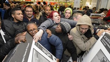 Πανζουρλισμός για την «Black Friday» στο εξωτερικό: Ατελείωτες ουρές για τις «χρυσές» εκπτώσεις