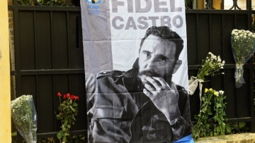 Ο Άδωνις τρολάρει τον Τσίπρα για το ταξίδι στην Κούβα: Μην ξεχάσεις να πάρεις τον Αρτεμίου
