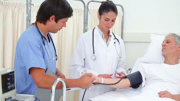 Γιατρός και νοσοκόμα στην Ιταλία κατηγορούνται για τη δολοφονία πέντε ανθρώπων