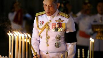 Ταϊλάνδη: Η εθνοσυνέλευση θέλει να κάνει με το ζόρι τον εκκεντρικό γιο του Μπουμιμπόλ βασιλιά