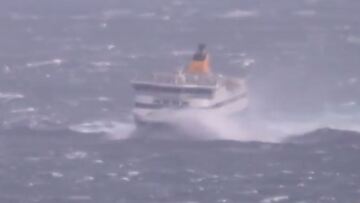 Βίντεο: Το Blue Star Paros δίνει μάχη με τα κύματα στο στενό Μυκόνου-Τήνου