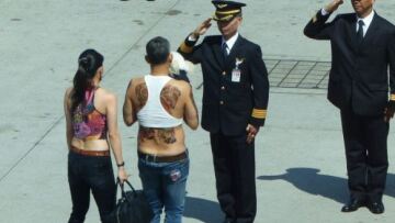 Αποδέχτηκε τον θρόνο της Ταϊλάνδης ο 64χρονος πρίγκιπας διάδοχος με το... μπουστάκι