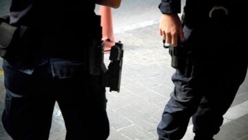 Συνελήφθη ειδικός φρουρός - Επιτέθηκε σε αλλοδαπούς και αυτοί τον αφόπλισαν