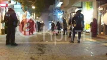 Συγκρούσεις μεταξύ κουκουλοφόρων και αστυνομίας στη Θεσσαλονίκη