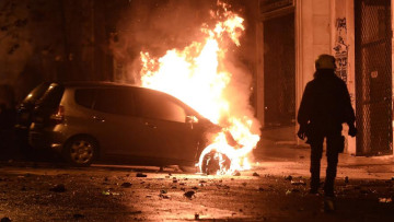 Φωτιές, μολότοφ και οδοφράγματα στα Εξάρχεια 