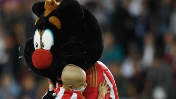 Η αποθέωση των οπαδών της Σουόνσι στο μικρό ήρωα της Σάντερλαντ