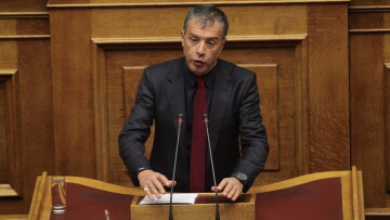 Θεοδωράκης: Η οικονομία πάει καλά, λεφτά περισσεύουν και τα μοιράζουμε, αλλά μετά τις γιορτές τα ξαναπαίρνουν