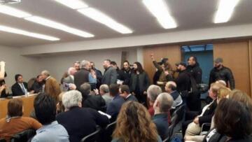 Οι Χρυσαυγίτες Παναγιώταρος, Λαγός και Μπαρμπαρούσης εισέβαλαν σε εκδήλωση της ΕΣΗΕΑ