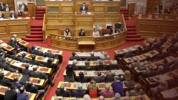 Στη Βουλή το πολυνομοσχέδιο για πλαστικό χρήμα, πτωχευτικό κώδικα και αδήλωτα εισοδήματα