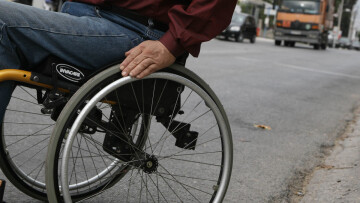 Άτομα με αναπηρία για το νομοσχέδιο για το πλαστικό χρήμα: Διαιωνίζουν τον αποκλεισμό μας 