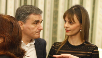 Εβδομάδα ανατροπών για ομαδικές απολύσεις, «μποναμά», χρέος και αξιολόγηση