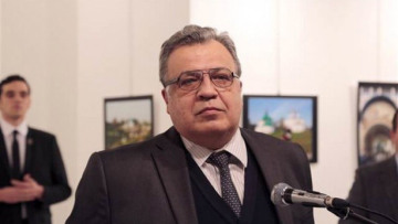 Τουρκικά ΜΜΕ: Συνδέουν τη δολοφονία του Ρώσου πρέσβη με την τριμερή συνάντηση