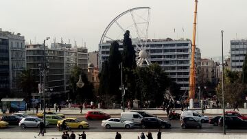 Εκπληξη στην πλατεία Συντάγματος: Στήνουν χριστουγεννιάτικη ρόδα