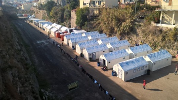 Χίος: Παραμένουν χωρίς ρεύμα, νερό και θέρμανση οι πρόσφυγες στη Σούδα