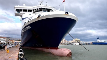 Στο λιμάνι της Χίου προσέκρουσε το «Νήσος Μύκονος» - Απαγορεύτηκε ο απόπλους