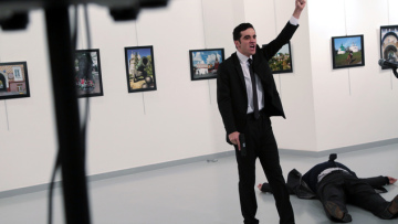 Ρώσοι ειδικοί εξετάζουν το τηλέφωνο του δολοφόνου του Ρώσου πρέσβη
