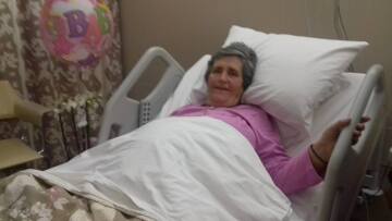 «Δεν νιώθω μάνα, γιαγιά νιώθω», λέει η 67χρονη που έφερε στον κόσμο το παιδί της κόρης της