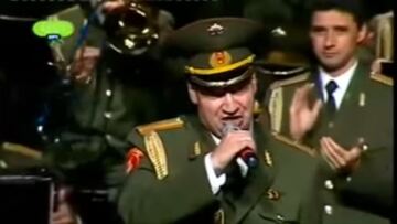 Βίντεο: Όταν η φημισμένη χορωδία Αλεξαντρόφ τραγουδούσε Θεοδωράκη στα ελληνικά!