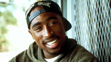 Μοίρασαν «βρώμικους» στίχους του Tupac αντί για προσευχές σε χιλιάδες πιστούς