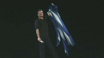 Ο Τζορτζ Μάικλ στην Αθήνα τo 2007, με την ελληνική σημαία στη σκηνή