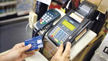 Ποιες παγίδες κρύβει το υποχρεωτικό πλαστικό χρήμα