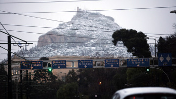 Με άγριες διαθέσεις έφτασε ο χιονιάς - Το έστρωσε και στον Λυκαβηττό 