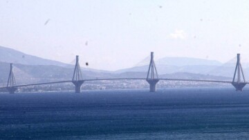 Γέφυρα Ρίου - Αντιρρίου: Συναγερμός στο Λιμενικό για γυναίκα που έπεσε στο κενό 