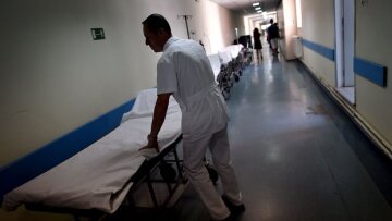 Guardian: «Οι ασθενείς αντί για να ζήσουν πεθαίνουν» - Χάος στο σύστημα υγείας στην Ελλάδα 