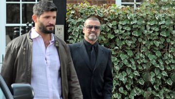 Θρίλερ με τον θάνατο του Τζόρτζ Μάικλ - Γιατί ο σύντροφος του κοιμόταν στο αυτοκίνητο; 