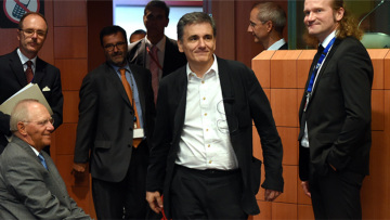 Ποδαρικό με αυξήσεις φόρων σε καύσιμα, τσιγάρα και καφέ