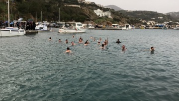 Κρήτη: «Έχασαν» τον Σταυρό στα νερά της Παντάνασσας