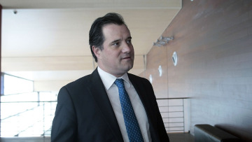 Άδωνις: «Ο Τσίπρας είναι ο αρχιρουσφετάκιας... Μαυρογιαλούρος του '60»