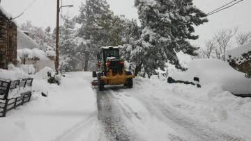 Παραμένουν αποκλεισμένα χωριά στην Κρήτη – Πάγος έχει καλύψει τους δρόμους