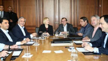 Κυπριακό: Ολονυχτία στις διαπραγματεύσεις Αναστασιάδη-Ακιντζί