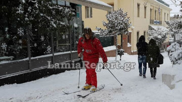 Χιονοθύελλα σαρώνει τη Φθιώτιδα - Με σκι κινούνται στο κέντρο της Λαμίας