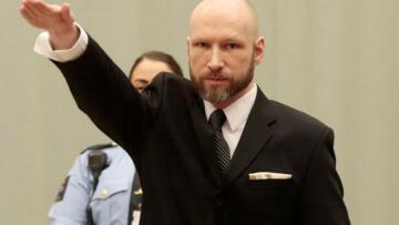 Χαιρέτισε ξανά ναζιστικά ο Μπρέιβικ στο δικαστήριο