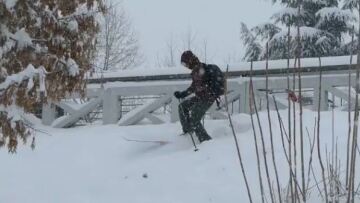 Βίντεο: Επιχείρησαν να κατέβουν με σκι από τον Άγιο Αχίλλειο στη Λάρισα