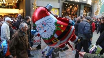 Τα δώσαμε σε φόρους, αντί για δώρα: Μειώθηκαν κατά 17,6% οι πωλήσεις φέτος το Δεκέμβρη