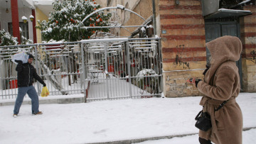 Ο χιονιάς υποχωρεί αφήνοντας χάος και ταλαιπωρία