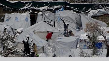 Μόλις 61 μετανάστες από τη Μόρια στο αρματαγωγό «Λέσβος»