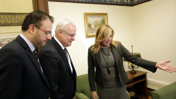 Η Δημοκρατική Συμπαράταξη «έπιασε» τη Χρυσή Αυγή στην τρίτη θέση με 18 βουλευτές