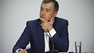 Συνεχίζει να «πολεμά» ο Θεοδωράκης και απαντά με Καζαντζάκη στην αποχώρηση Αχμέτ