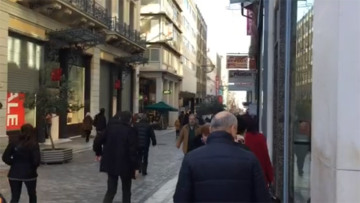 Ανοιχτά μαγαζιά σήμερα: Κοιτούν αλλά δεν αγοράζουν οι καταναλωτές