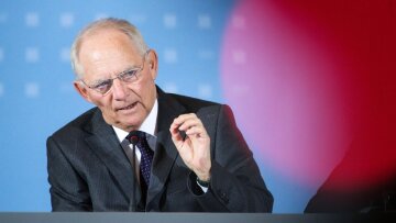 Προάγγελος σύγκρουσης: «Καμπανάκι» Σόιμπλε για το «άνοιγμα» Τραμπ προς τη Ρωσία