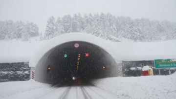 Καθηλωμένα από το χιόνι τα οχήματα στην Εγνατία Οδό