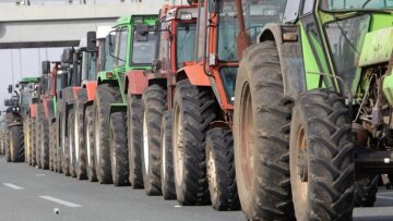 Μπλόκα και τρακτέρ στις πλατείες των χωριών της Λάρισας από την Δευτέρα