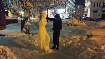 Φλώρινα: Φοιτητής «έπλασε» με χιόνι τη Θεά Αφροδίτη μπροστά από το κτήριο του «Αριστοτέλη»