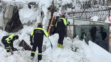 Ιταλία: Μάχη με το χρόνο για πέντε επιζώντες στα συντρίμμια του ξενοδοχείου