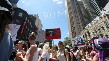 «Pussyhats» vs Τραμπ: Από την Ουάσινγκτον μέχρι το Σίδνεϊ, οι γυναίκες ενώνουν τη φωνή τους