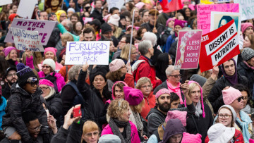 ΗΠΑ: Πάνω από 2 εκατ. διαδηλωτές και πλήθος celebrities κατά του Τράμπ